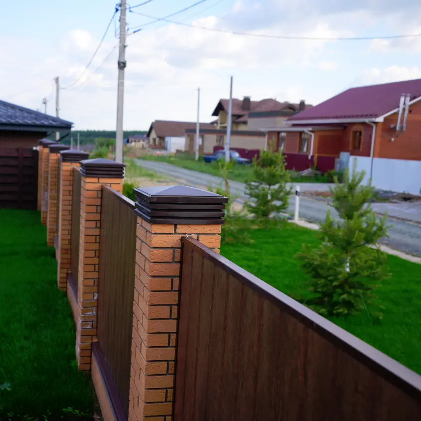 Фото 6 Колпак Бона ХайТек на заборе из металлосайдинга Евро-Брус