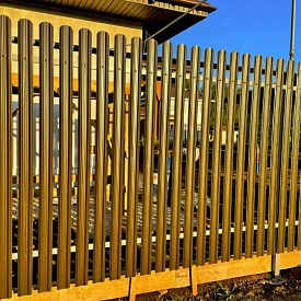 Забор из евроштакетника Эко-М RAL8019 Темный Шоколад двусторонний